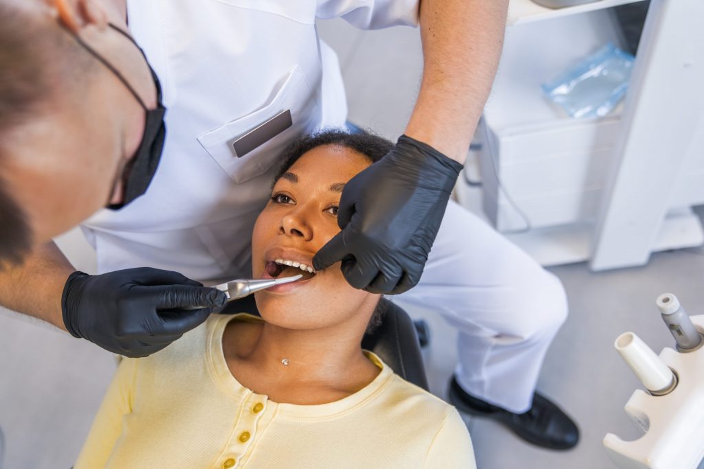 Чому слід лікувати захворювання зубів в професійній клініці